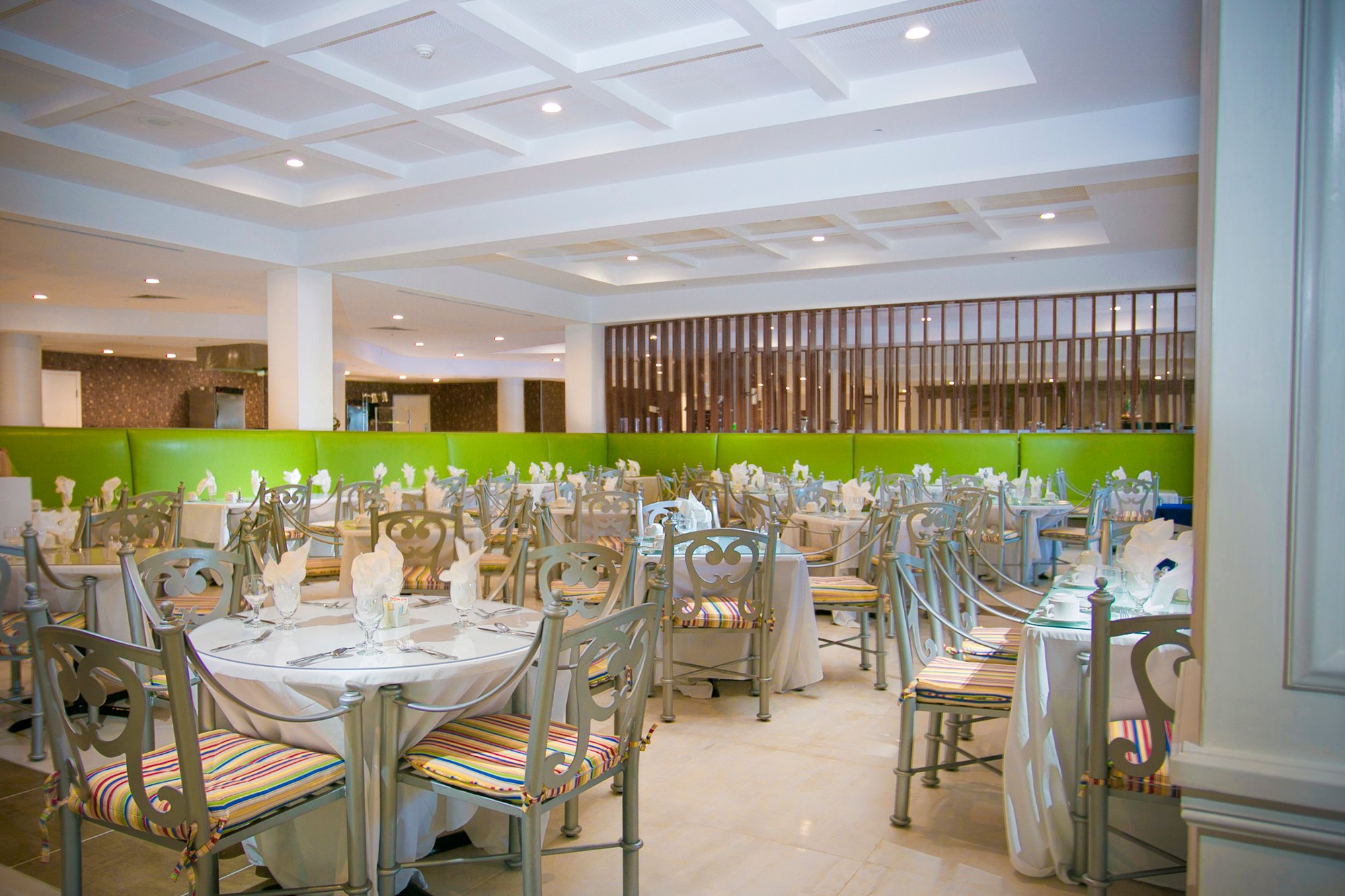 BZB_Dining_BananaBoat_Buffet_Seating